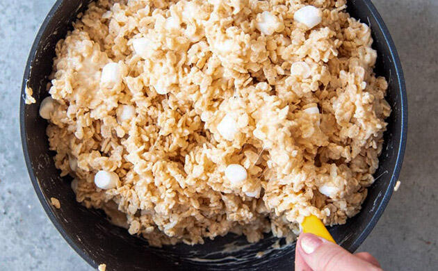 Добавить воздушный рис и перемешать