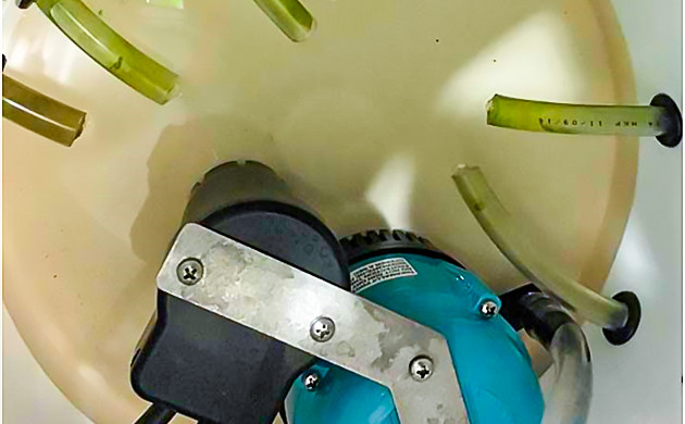 Слив воды по трубкам в ведро