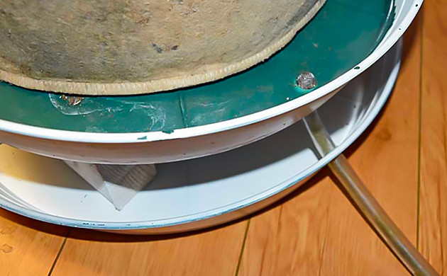 Сливная трубка продетая через тарелки